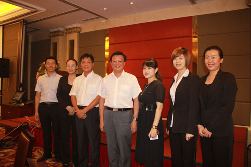 福建省副省长倪岳峰与郭加迪董事长及郭氏集团员工合影留念